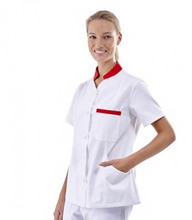 Blusa blanca con cierre de botones y detalles en rojo
